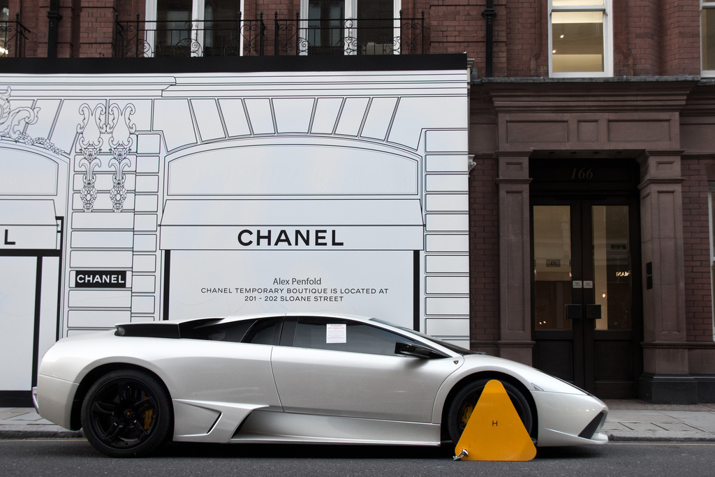 1024x683, 318 Kb / автомобиль, парковка, штраф, треугольник, колесо, шанель, магазин