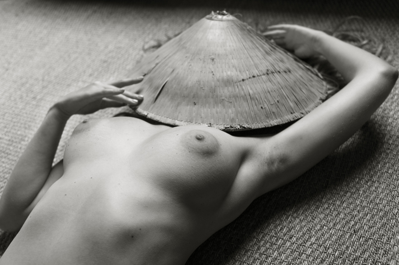 1280x852, 220 Kb / ч/б, шляпа, диван, коническая шляпа, конус, азиатская шляпа, вьетнамская шляпа