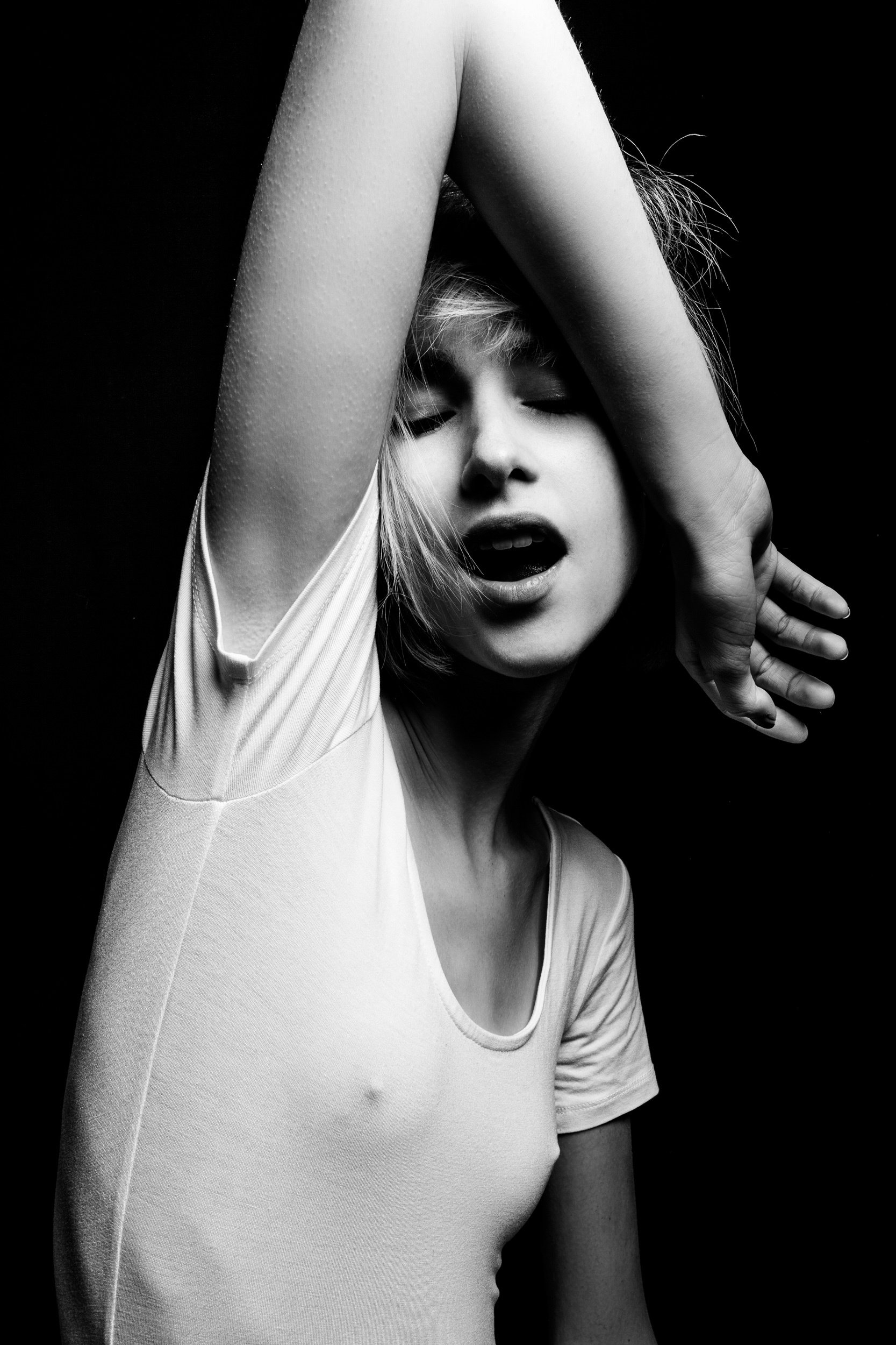 1667x2500, 516 Kb / майка, рука, ч/б