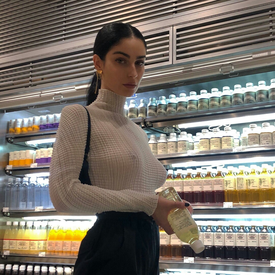 1080x1080, 516 Kb / брюнетка, кофта, прозрачное, магазин, полки, бутылка