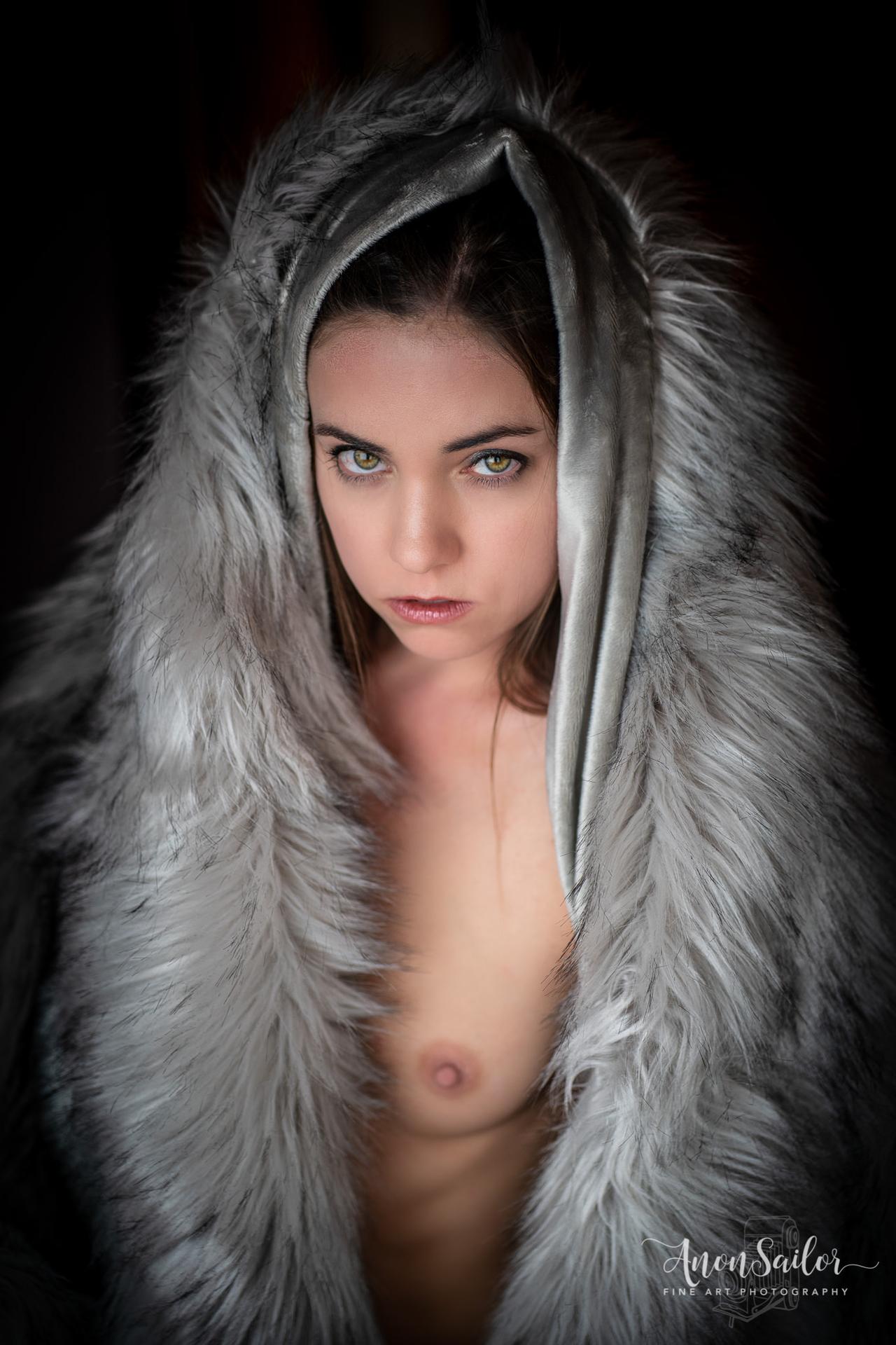 1280x1920, 215 Kb / сиськи, мех, капюшон, брюнетка