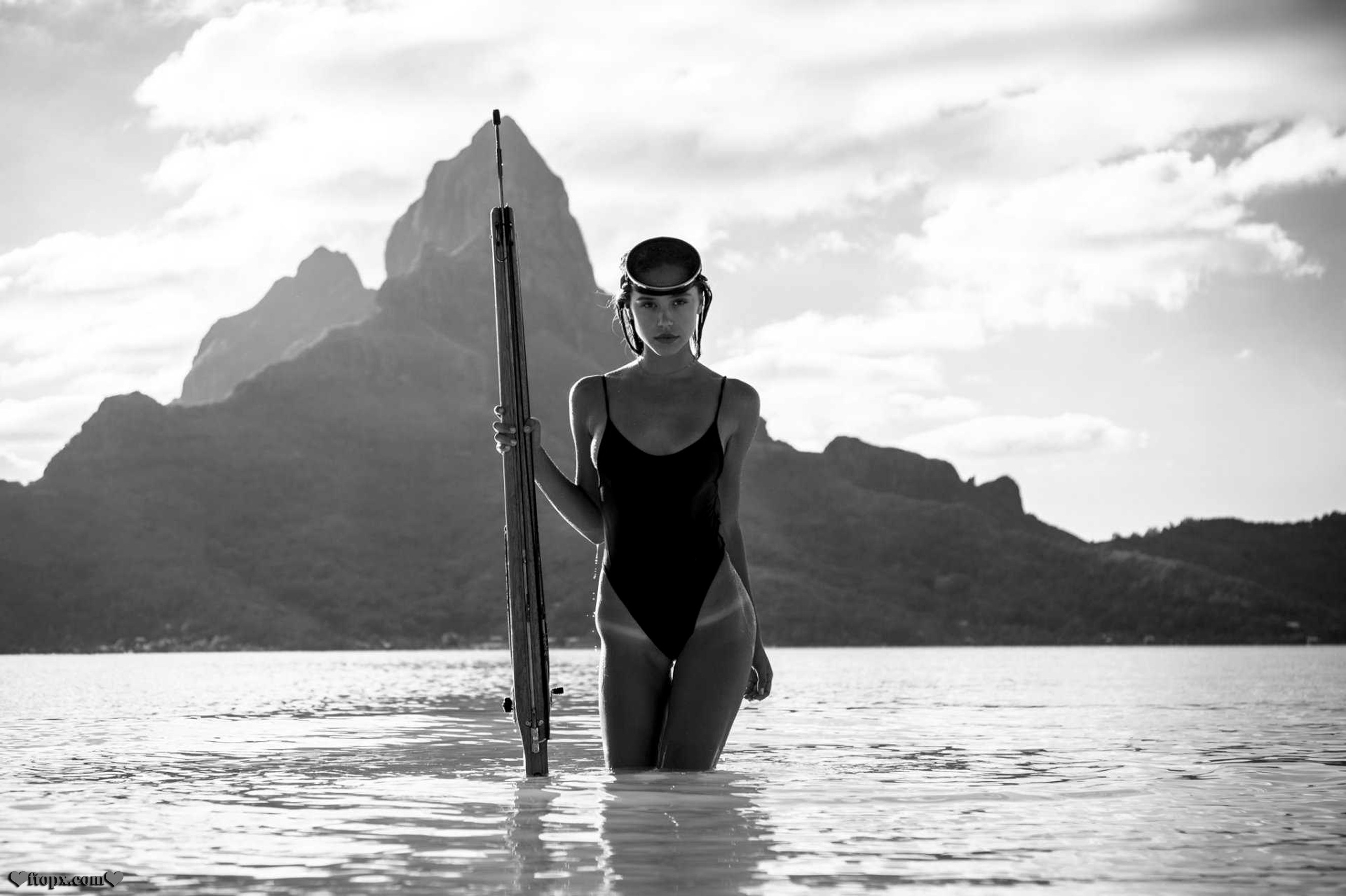 2660x1772, 432 Kb / ч/б, купальник, маска, загар, горы, ружье, Алексис Рен, Alexis Ren, гарпун