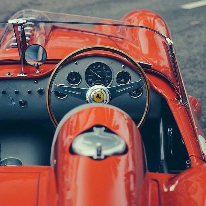 700x700, 74 Kb / автомобиль, классика, ретро, феррари, красный