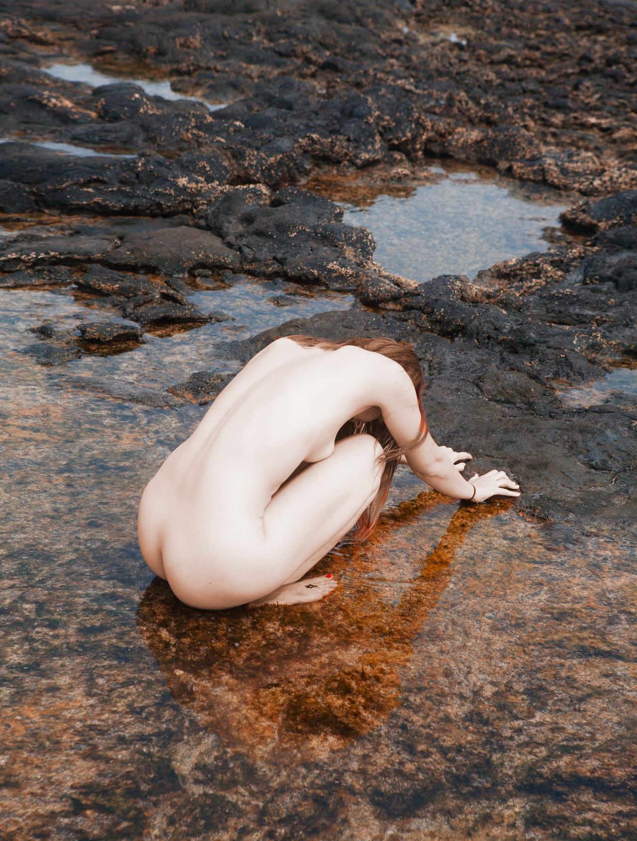 1280x1690, 366 Kb / голая, рыжая, корточки, камни, скалы