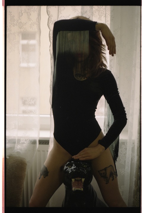 500x720, 70 Kb / девка, бахрома, тату, пантера, глаз