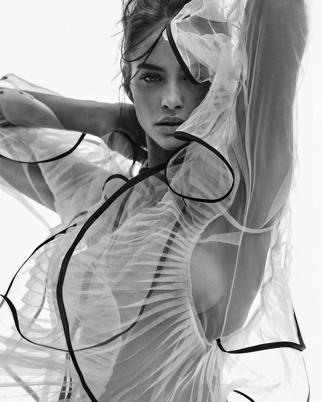 1080x1350, 226 Kb / ч/б, грудь, прозрачное, губы