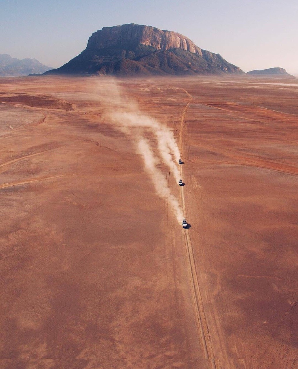 1035x1280, 326 Kb / плато, горы, автомобиль, дорога, пыль