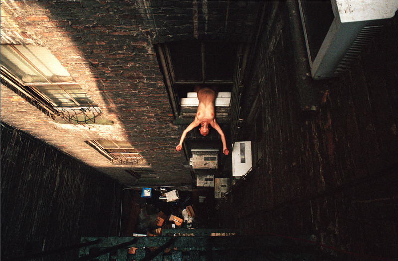 800x524, 190 Kb / окно, свесилась, дом, двор, мусор, колодец