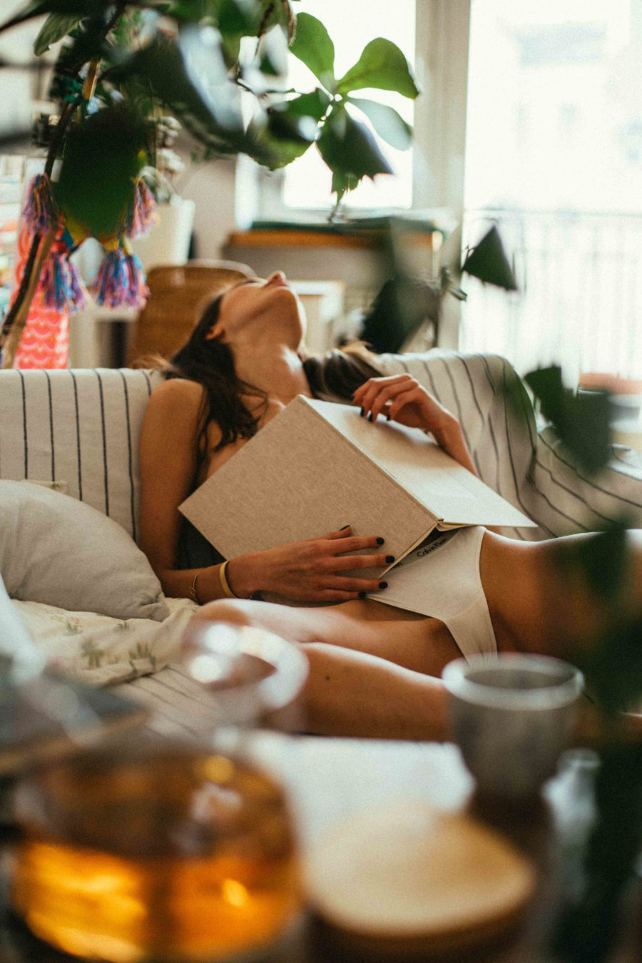 900x1350, 211 Kb / спит, книга, трусы, диван, браслет, чашка