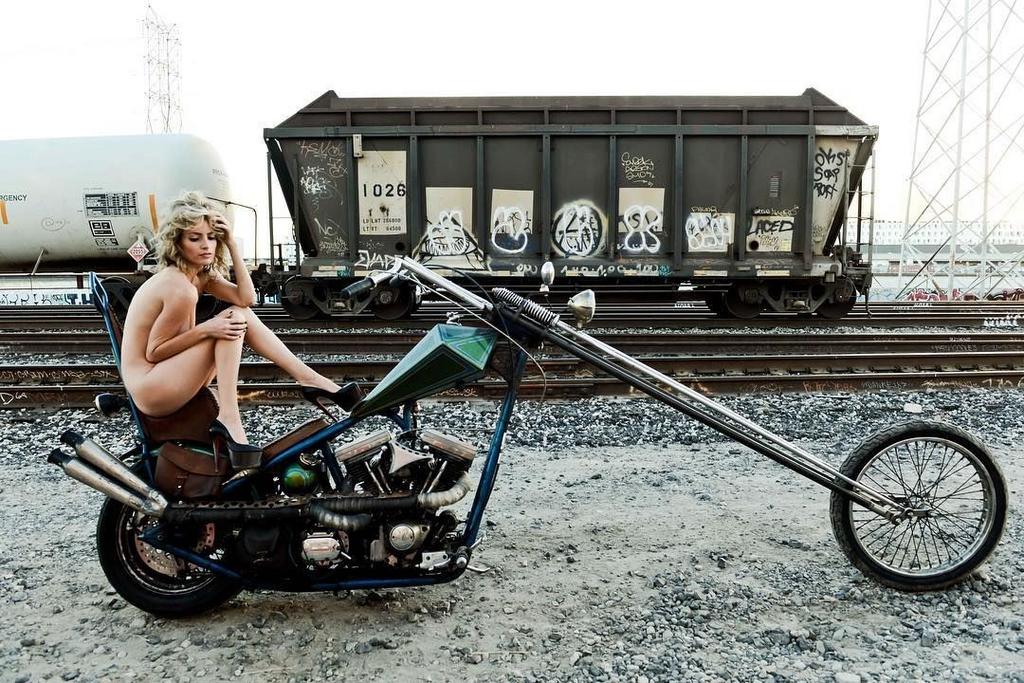1024x683, 170 Kb / блондинка, мотоцикл, вагон, цистерна, туфли, каблуки, дорога, рельсы, щебень