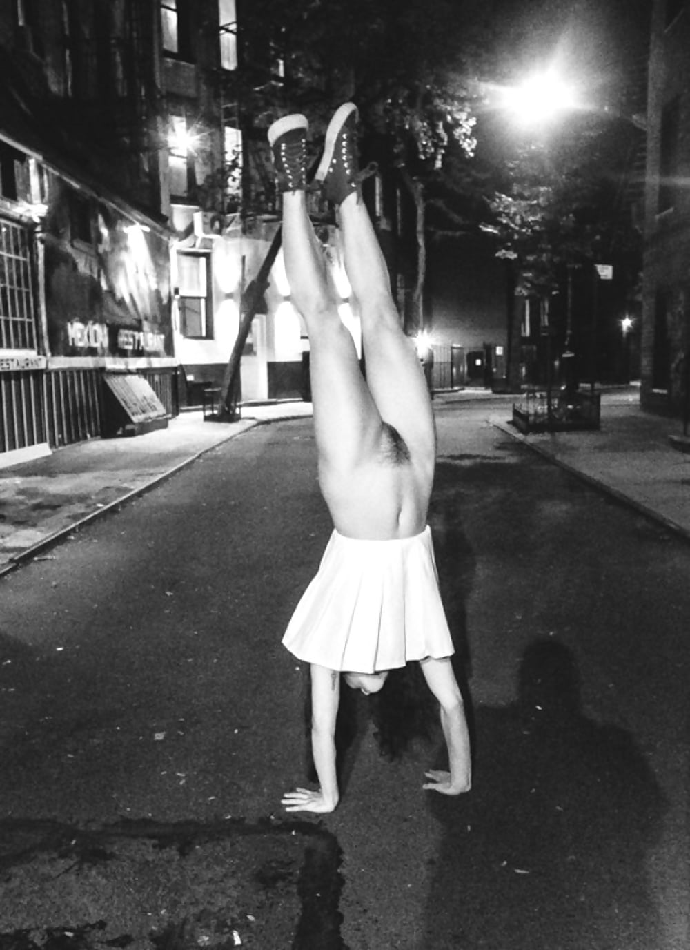 1000x1376, 130 Kb / кеды, юбка, на руках, ч/б