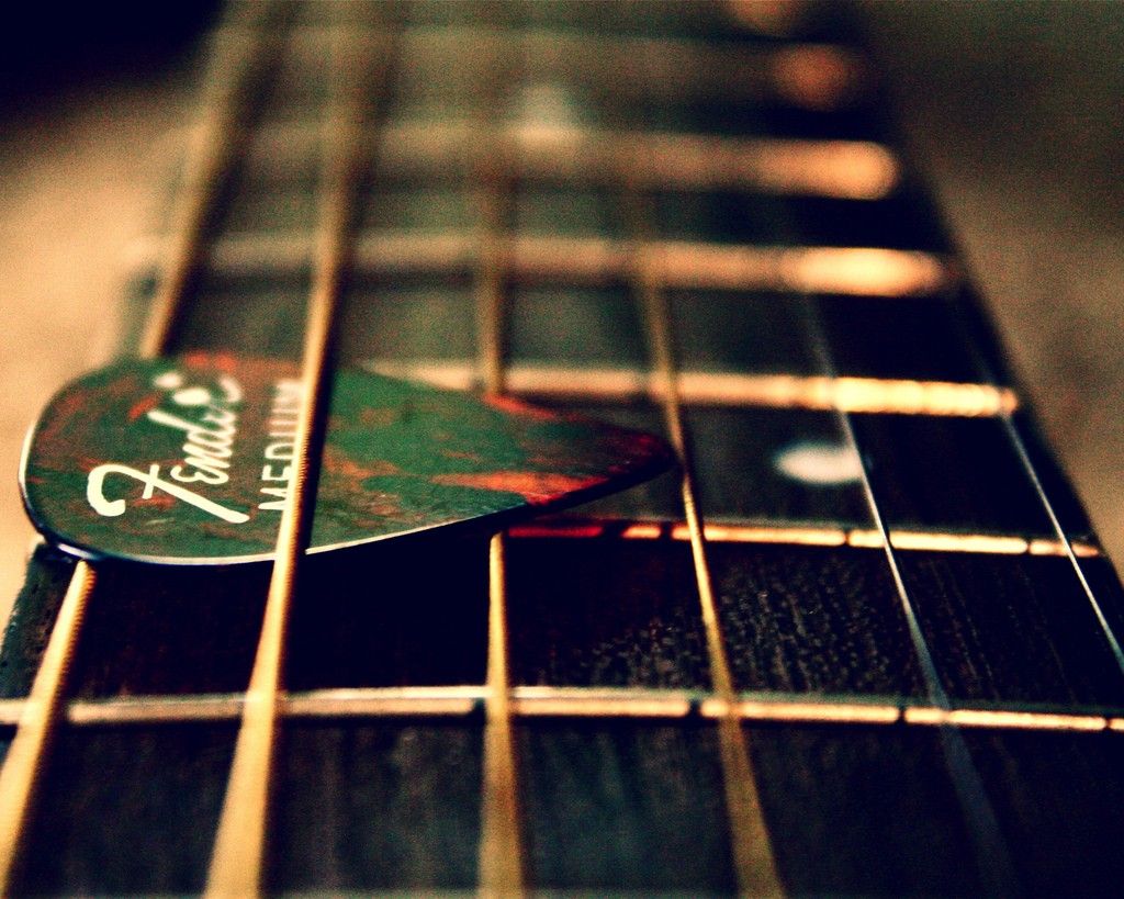 1024x819, 135 Kb / гитара, медиатор, струны, гриф