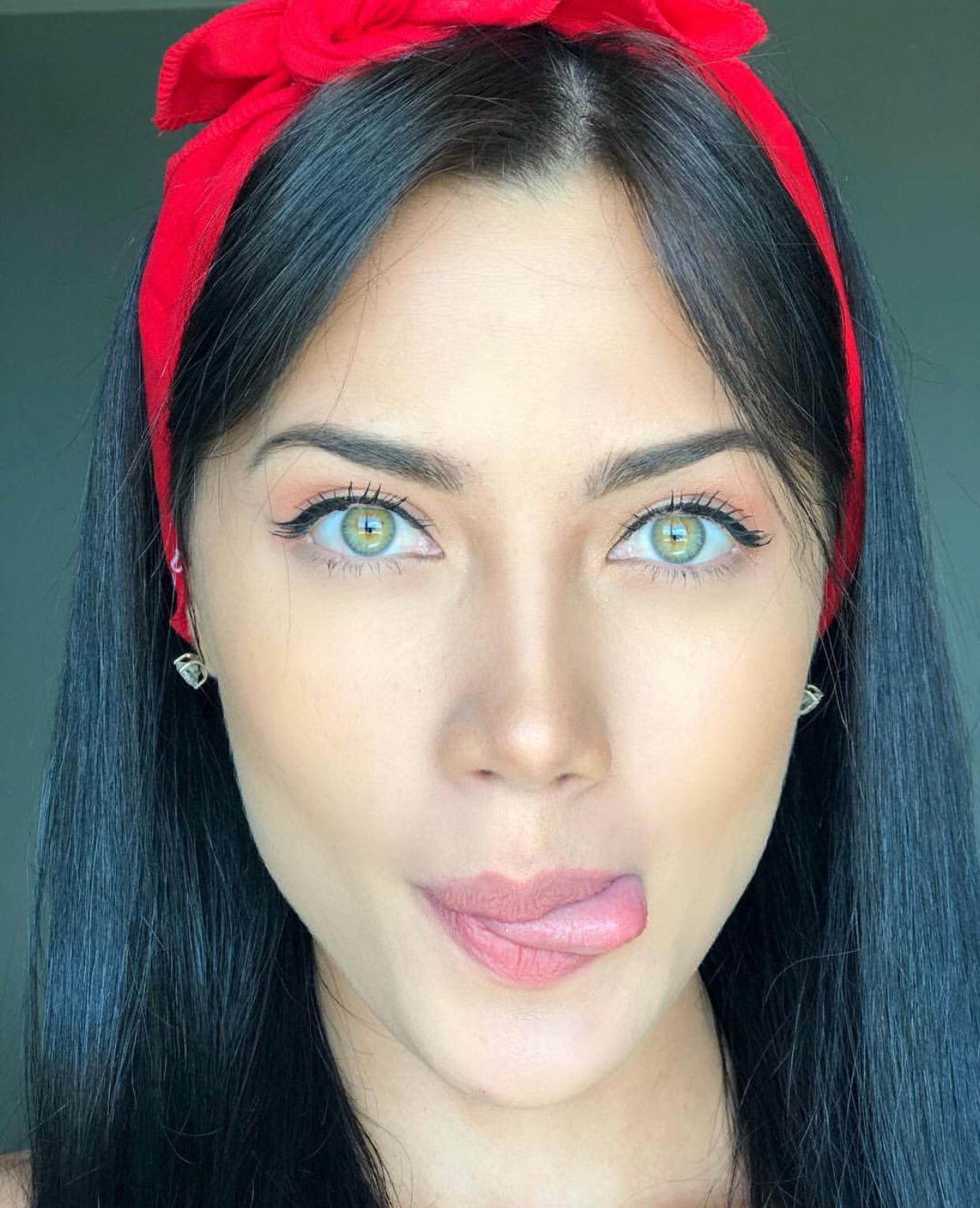 1242x1530, 201 Kb / язык, косынка, бант, платок, Джорджина Маццео, Georgina Mazzeo