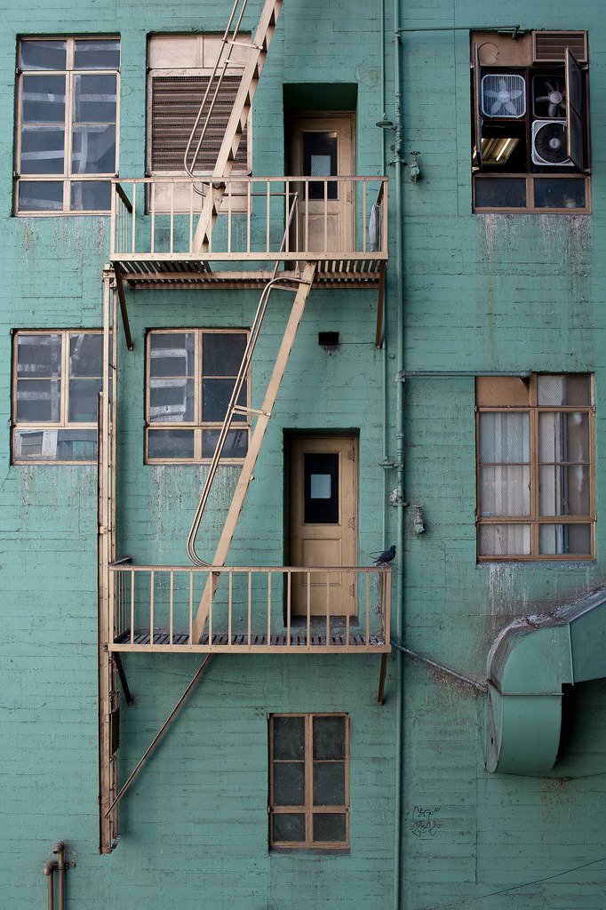 682x1024, 354 Kb / дом, стена, лестница, вентилятор, кондиционер, труба