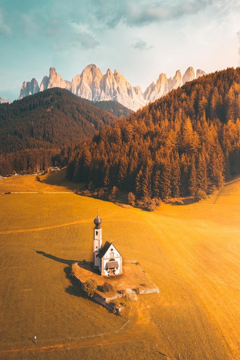 800x1200, 305 Kb / горы, лес, поле, церковь