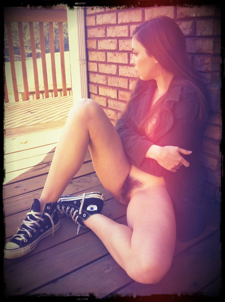 747x1000, 164 Kb / кеды, крыльцо, пиджак, кирпич, доски, лохматка