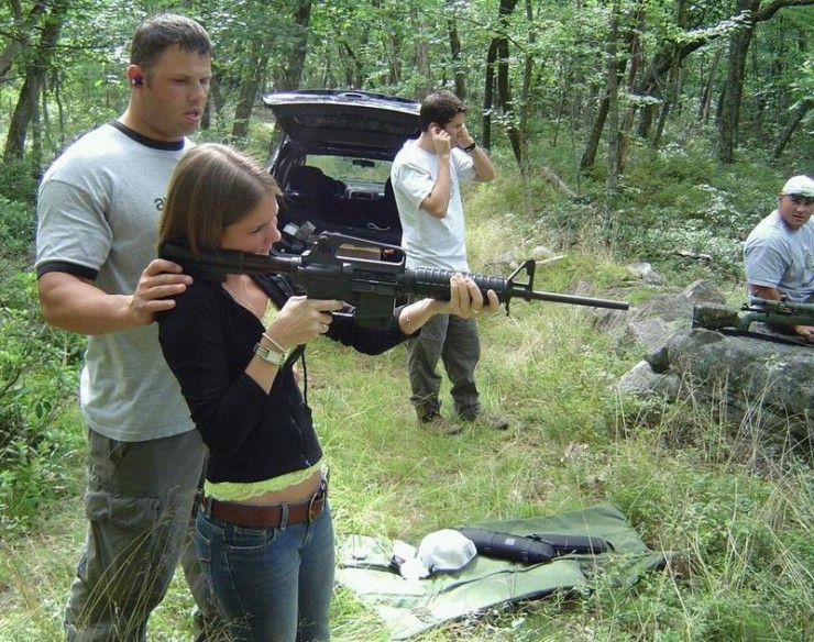 740x584, 159 Kb / автомат, оружие, пикник