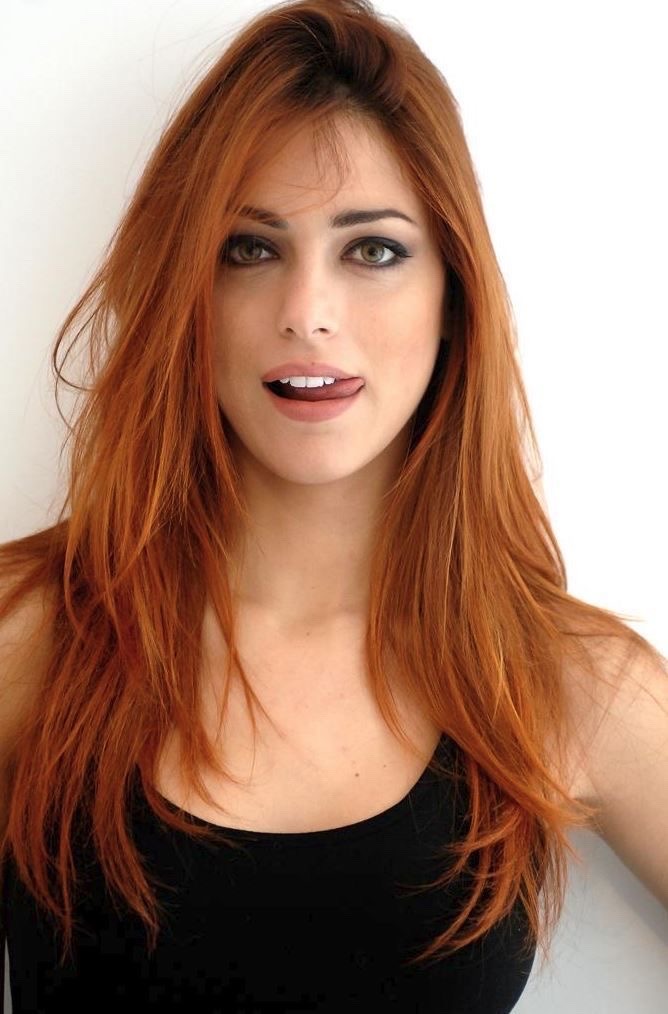 668x1014, 95 Kb / рыжая, майка, язык, Мириам Леоне, Miriam Leone