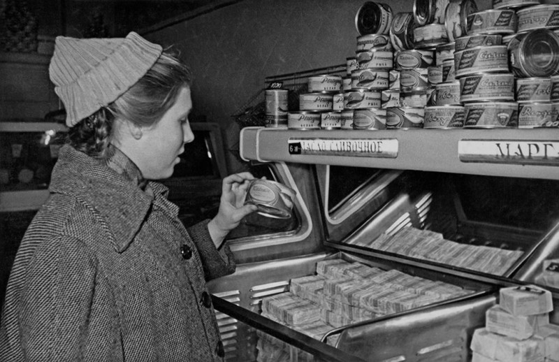 800x518, 128 Kb / ч/б, магазин, Москва, ссср, консервы, банка, пальто