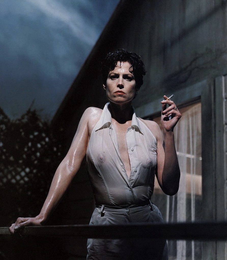 892x1019, 185 Kb / Сигурни Уивер, Sigourney Weaver, сигарета
