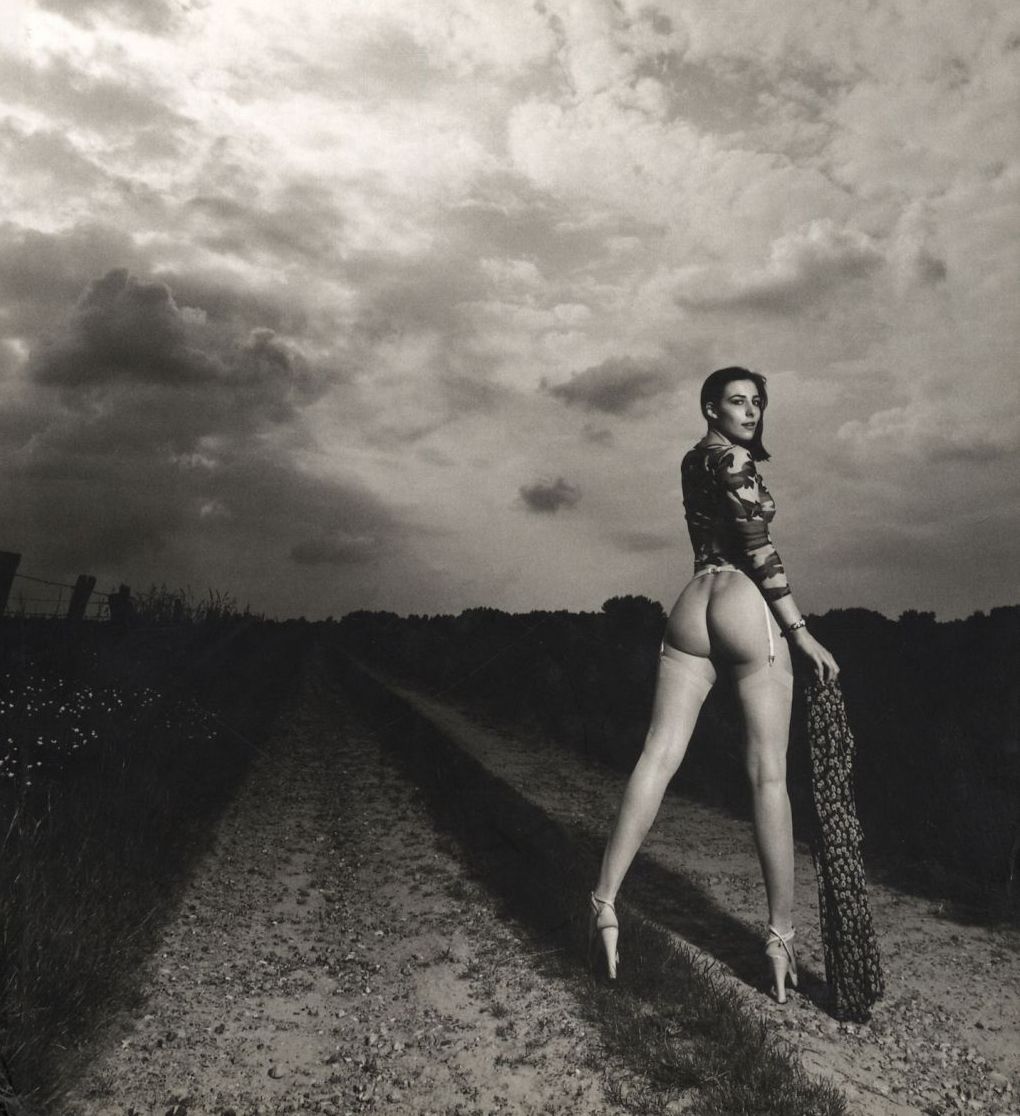 1020x1116, 138 Kb / девка, юбка, чулки, подвязки, дорога, жопа, ч/б, Chloe des Lysses