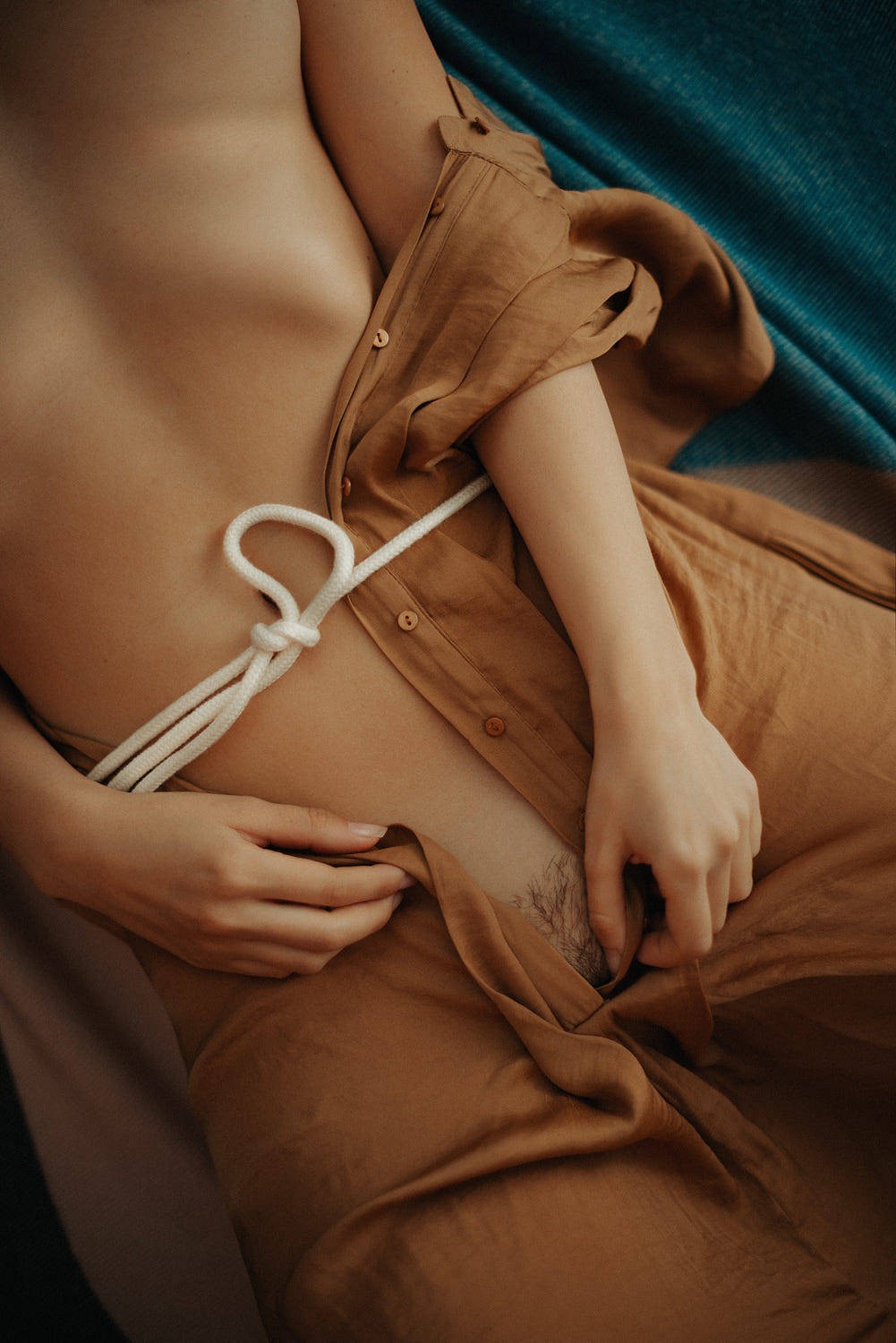 1001x1500, 170 Kb / рубаха, веревка, руки