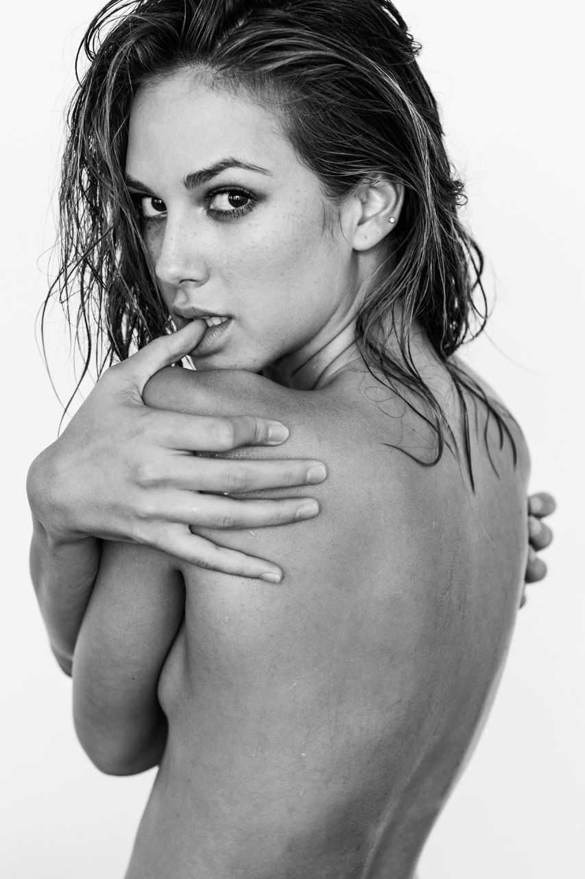 853x1280, 124 Kb / мокрая, спина, взгляд, руки, ч/б, Tatiana Dieteman