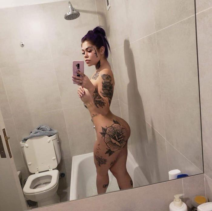 700x696, 40 Kb / тату, душ, унитаз, полотенце, селфи, тень, Aixa Maita