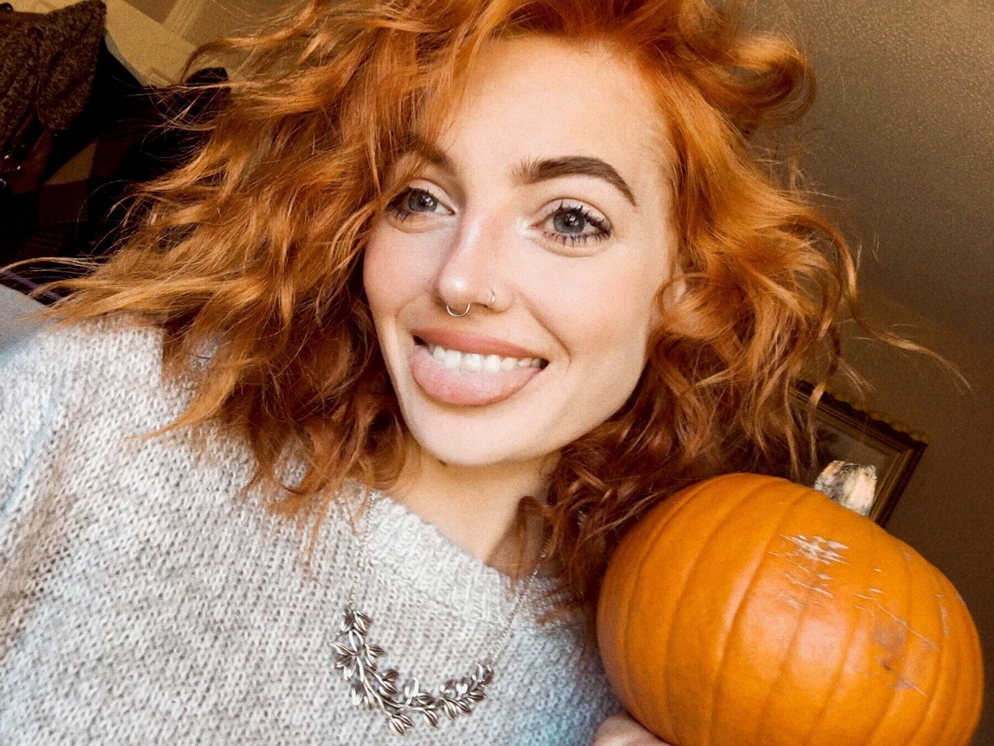 1440x1080, 471 Kb / рыжая, язык, тыква, кофта