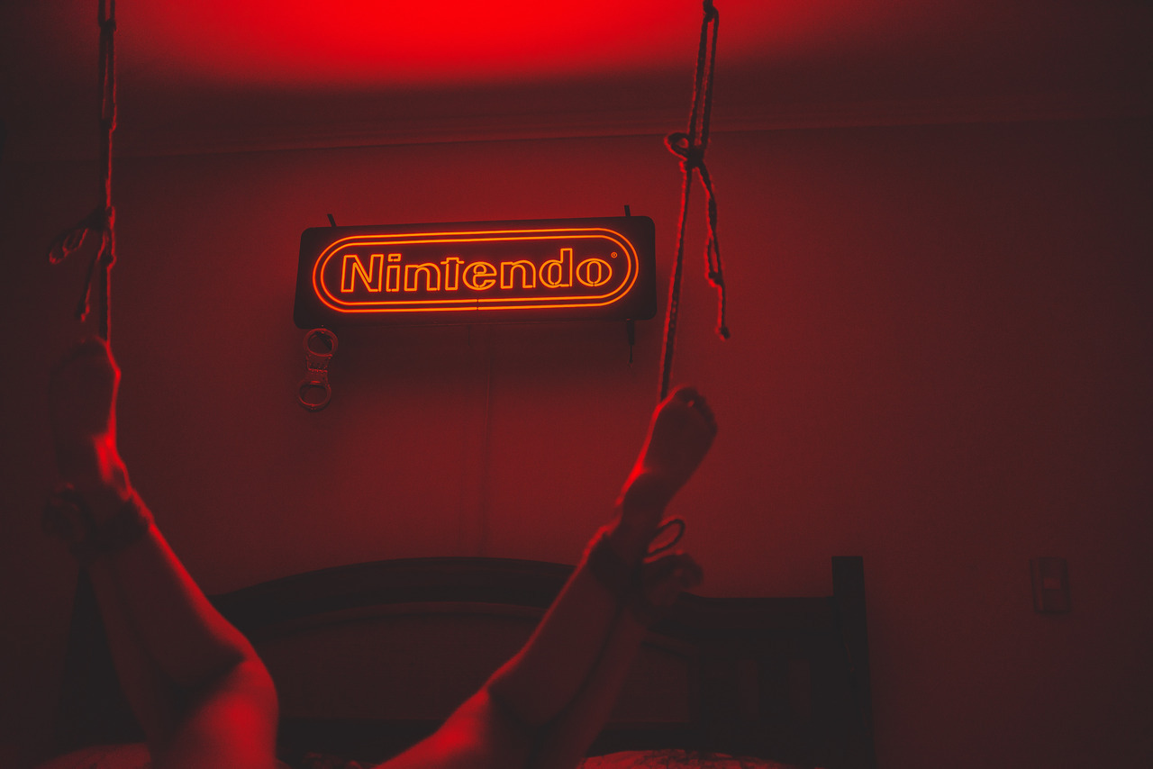 1280x854, 144 Kb / девка, связывание, кровать, ноги, nintendo