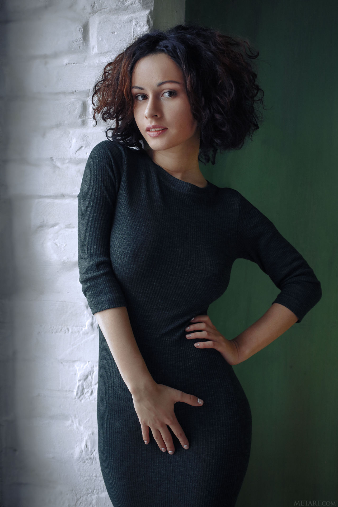 1280x1920, 243 Kb / платье, кирпич, стена, платонова, Pammie Lee, Стася Шпиц