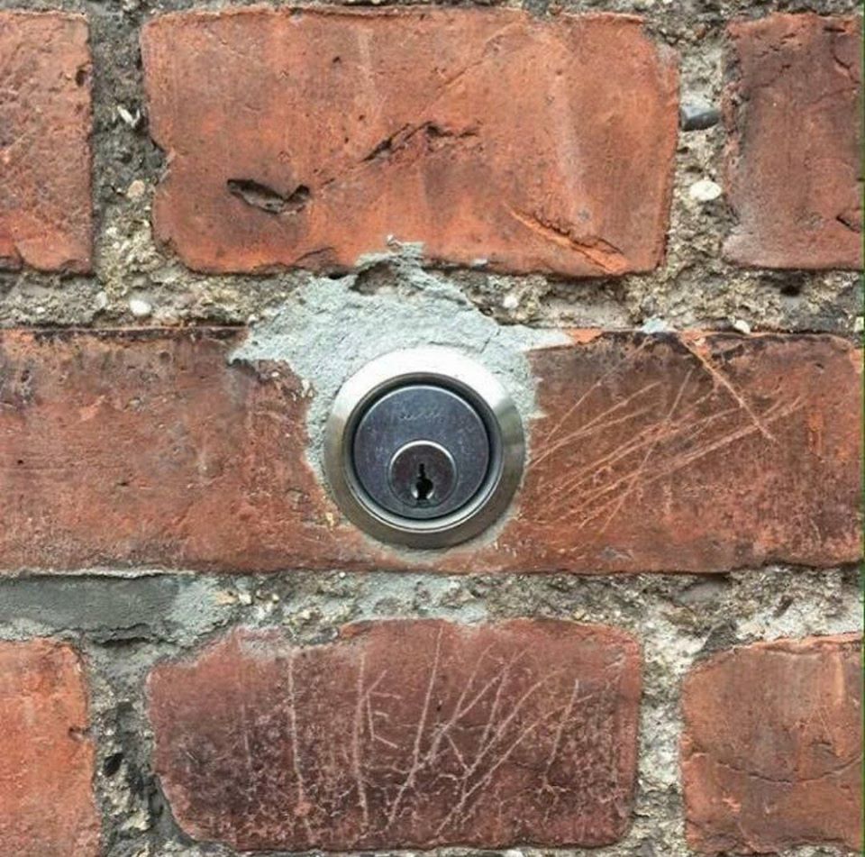 960x951, 172 Kb / стена, замок, кирпичи