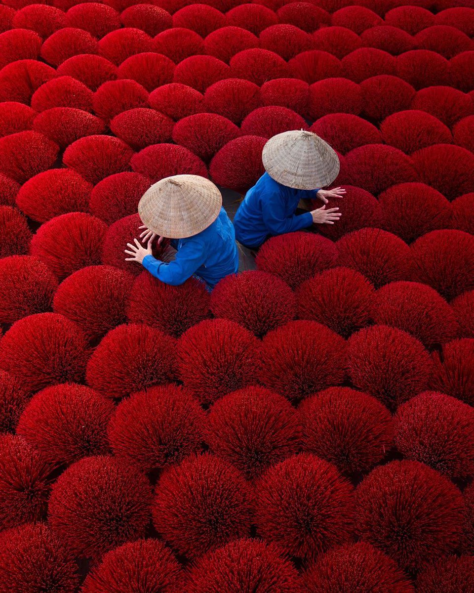 960x1200, 294 Kb / двое, шляпы, красное, палочки, вязанки, вьетнам, благовония, букеты