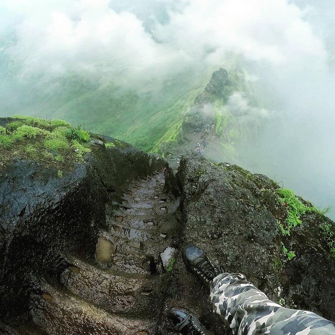 1079x1079, 206 Kb / горы, ступени, лестница, туман, облака, ступеньки