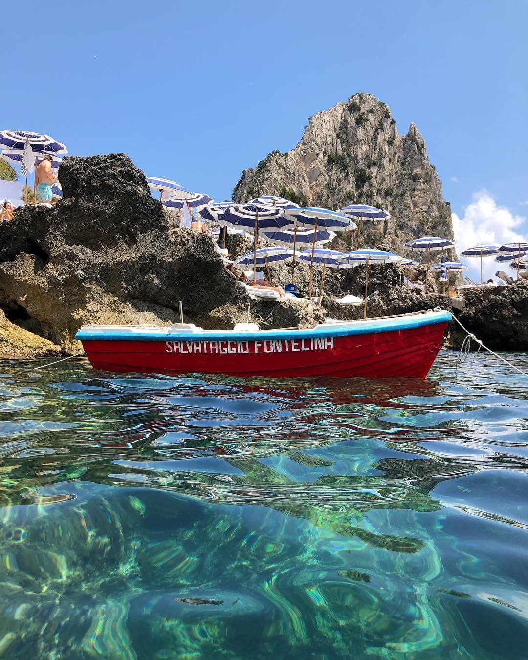 1080x1350, 268 Kb / зонт, пляж, камни, шлюпка, лодка