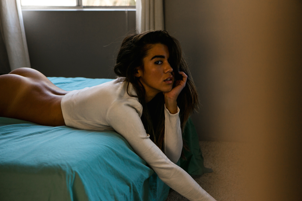 1280x853, 195 Kb / кровать, майка, загар, окно