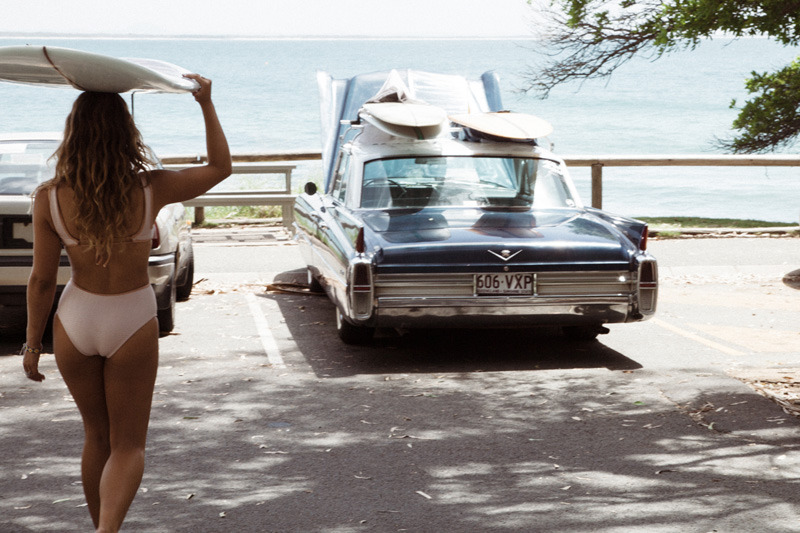 800x533, 158 Kb / автомобиль, классика, ретро, купальник, доска, серфинг, парковка