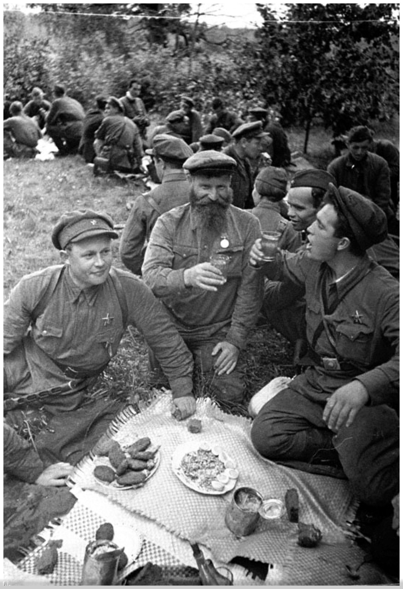 1302x1904, 387 Kb / ч/б, ссср, партизаны, годовщина, стакан, звезда, борода, фуражка, солдат, форма