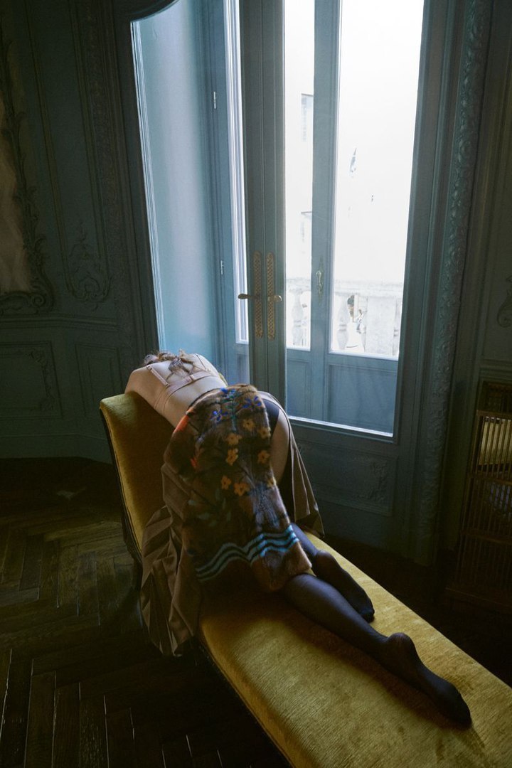 720x1080, 112 Kb / раком, чулки, юбка, лежак