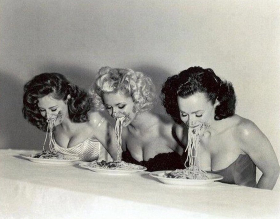 910x713, 96 Kb / стол, тарелки, спагетти, декольте, без рук, ретро, ч/б