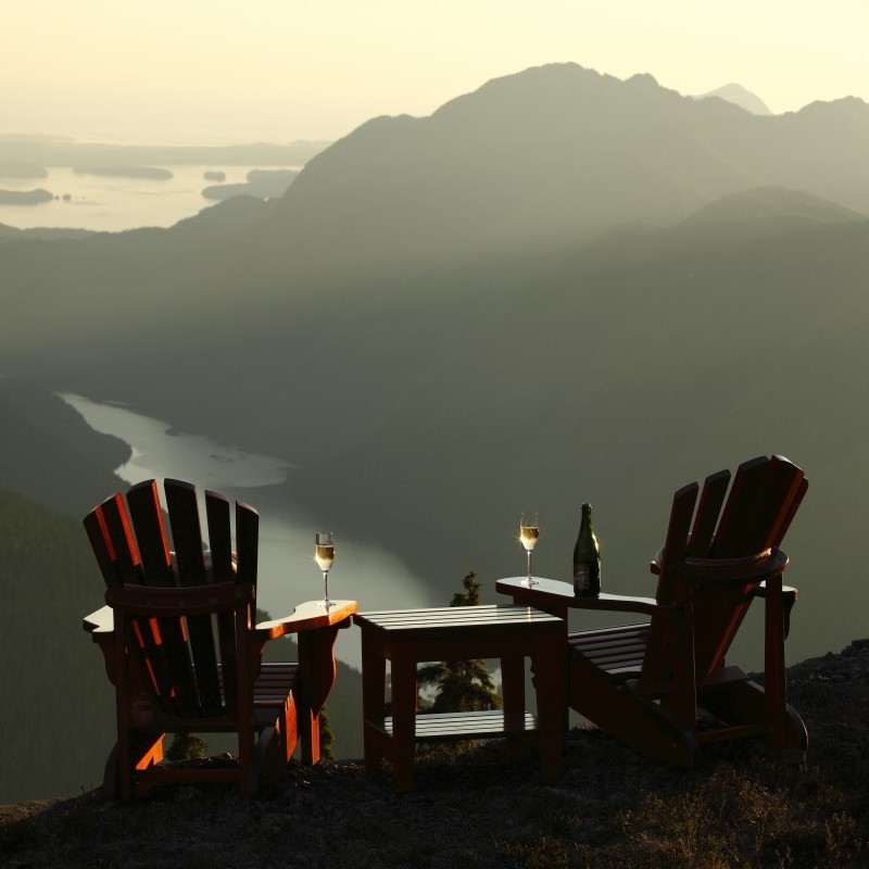 800x800, 71 Kb / горы, река, стул, кресло, стол, шампанское, бокал