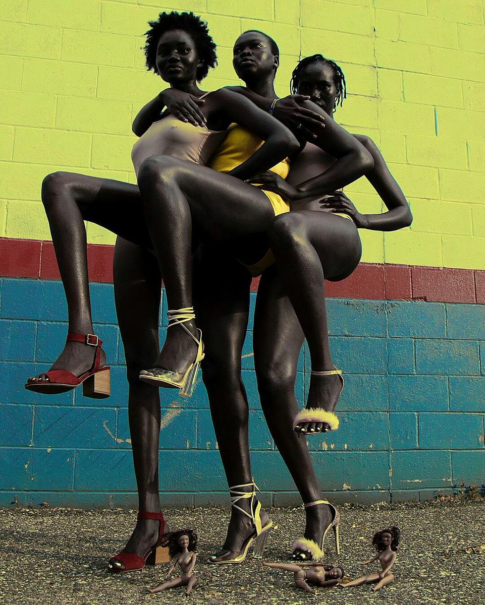 961x1200, 314 Kb / женщины, стена, босоножки, куклы, негритянки