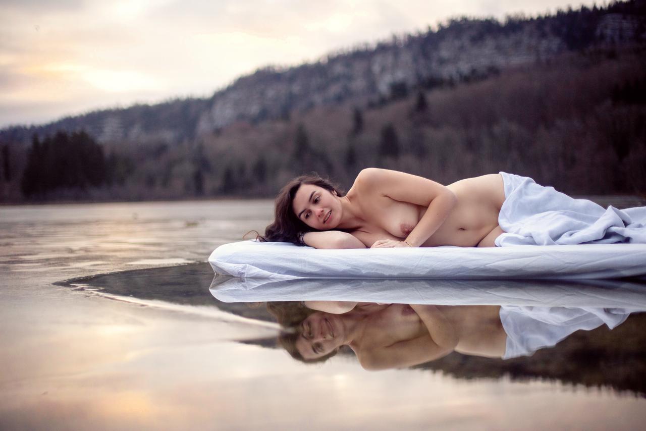 1280x854, 80 Kb / сиськи, простынь, матрац, вода, берег