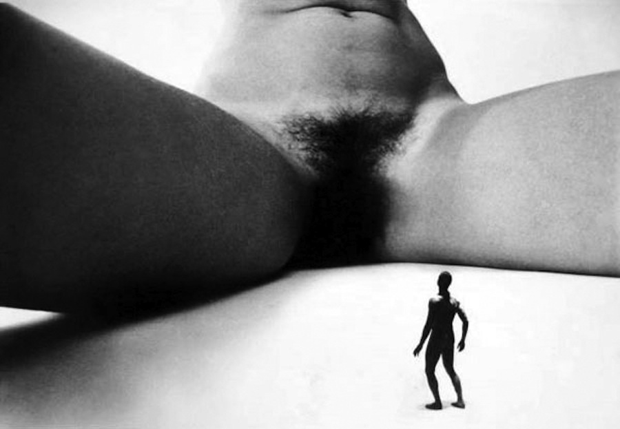 900x623, 73 Kb / мохнатка, междуножица, бедра, мужчина, маленький, ч/б