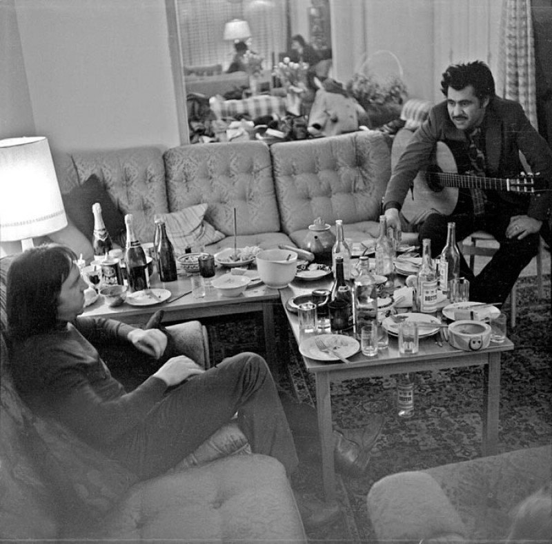 800x789, 146 Kb / Владимир Высоцкий, застолье, гитара, бутылка, закуска, ч/б