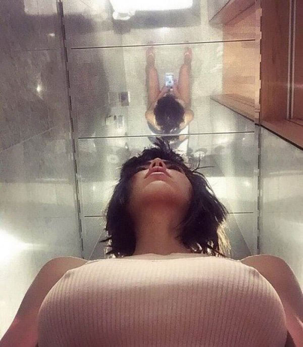 600x688, 74 Kb / сиськи, туалет, отражение, смартфон, селфи, Mila Moire