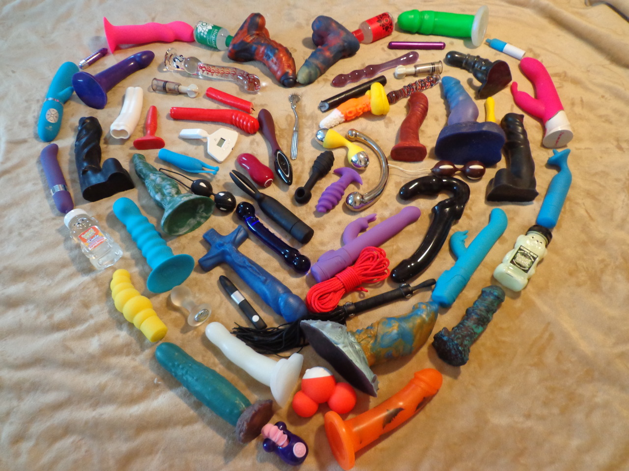 1280x960, 336 Kb / сердечко, приблуды, дилдо