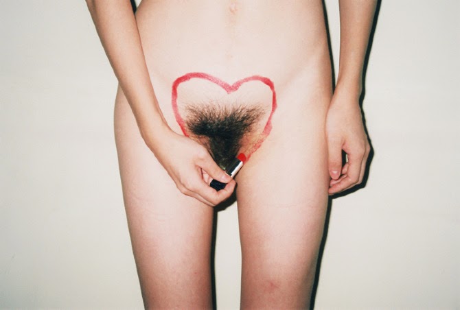 670x452, 34 Kb / девка, мохнатка, помада, сердечко