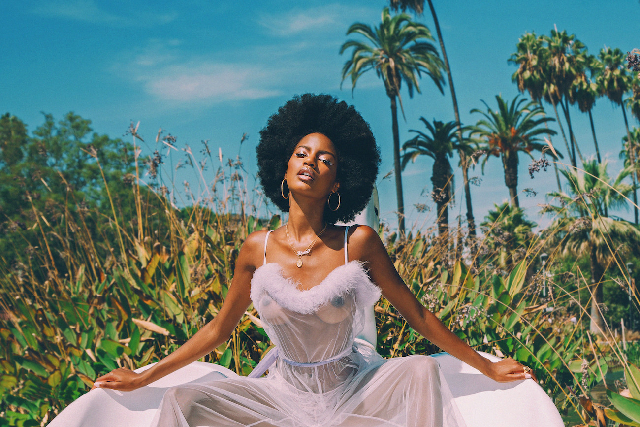 1300x867, 434 Kb / негритянка, невеста, платье, белое, пальмы, афро, Эбони Дэвис, Ebonee Davis