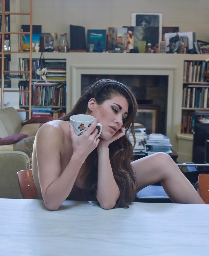 800x978, 70 Kb / сиськи, чашка, полки, книги, стол, стул, диван, азиатка